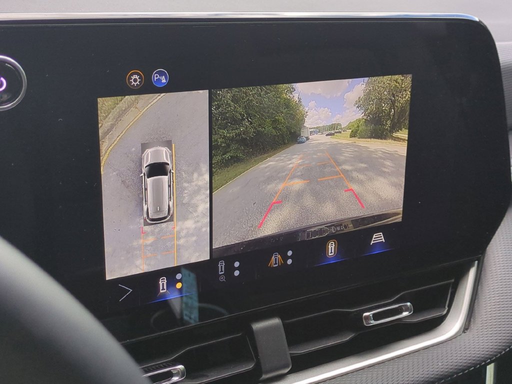 New 2026 Chevrolet Equinox LT w/ Safety and Technology Package FWD image 24