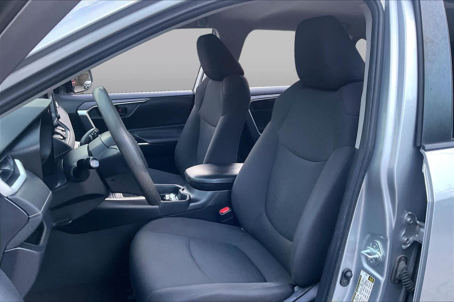Used 2019 Toyota RAV4 LE FWD image 7