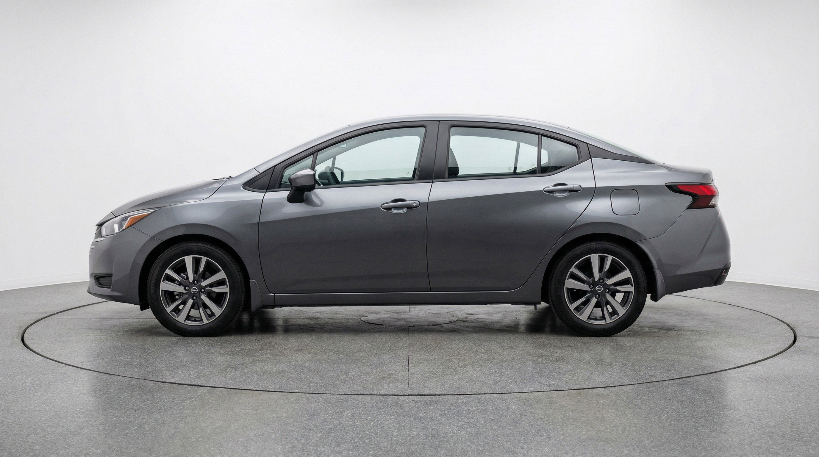 Used 2025 Nissan Versa SV image 5