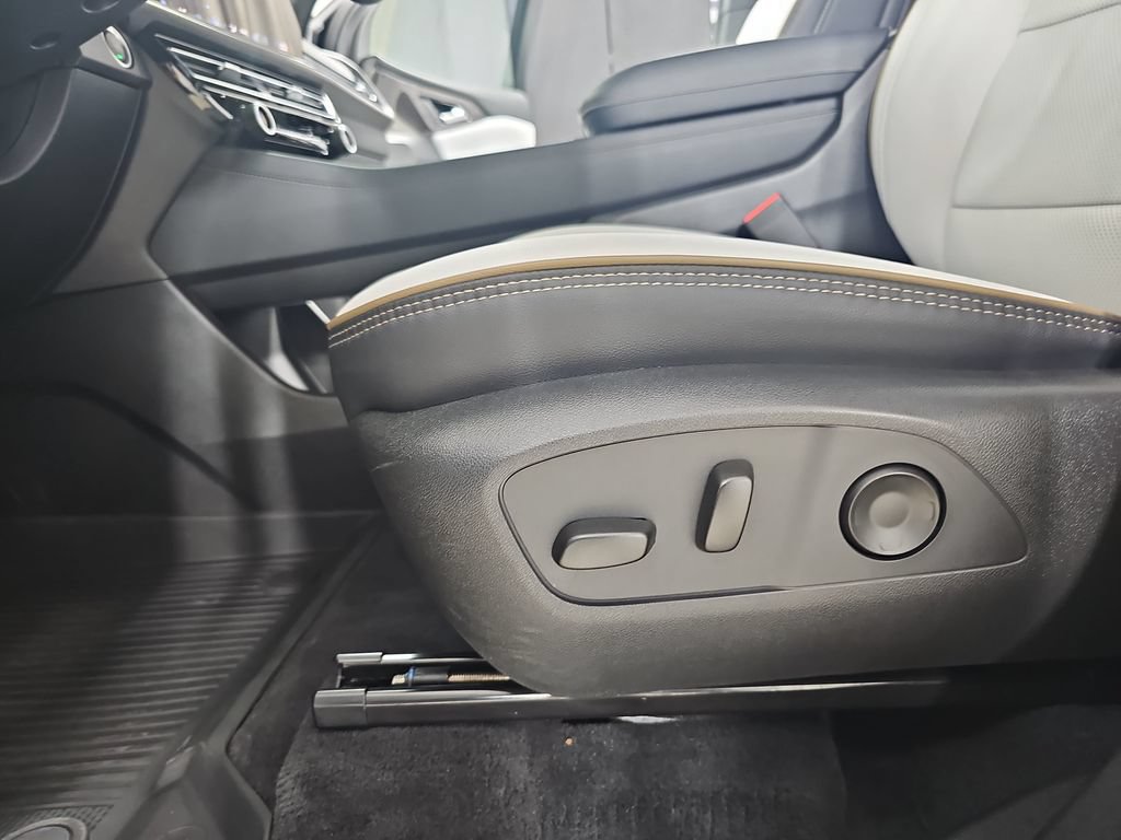 Certified 2025 Chevrolet Traverse High Country AWD/4WD image 37