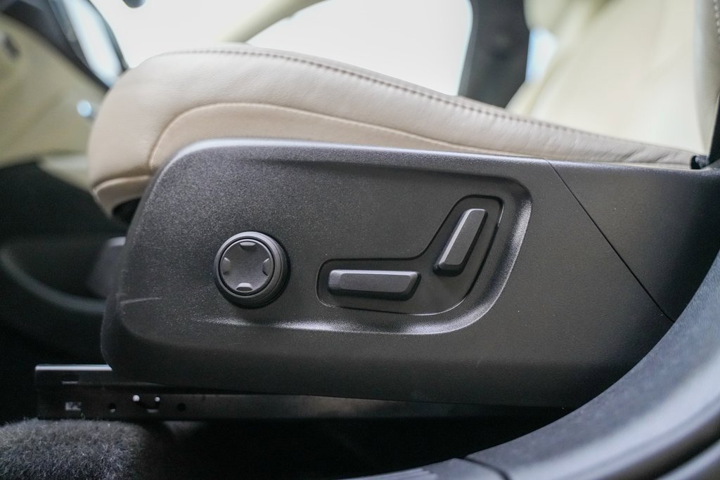 Used 2021 Volvo XC40 T5 Momentum w/ Premium Package image 23