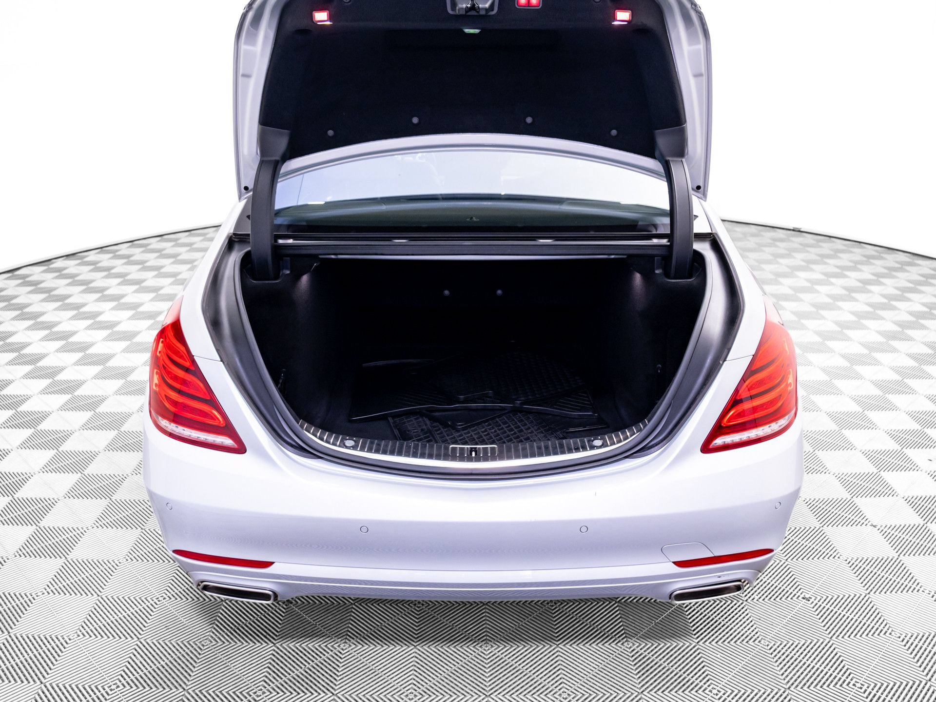 Used 2016 Mercedes-Benz S 550 4MATIC Sedan image 32