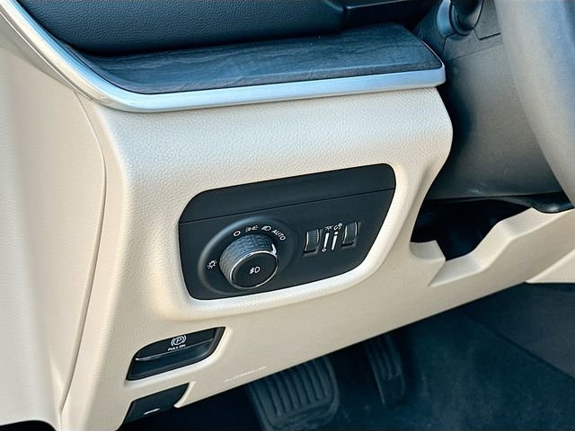 Used 2025 Jeep Grand Cherokee Limited w/ MOPAR Finishing Package AWD/4WD image 10