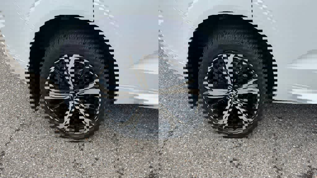 Used 2025 Volvo XC60 T8 Ultra w/ Protection Package Premier AWD/4WD image 11