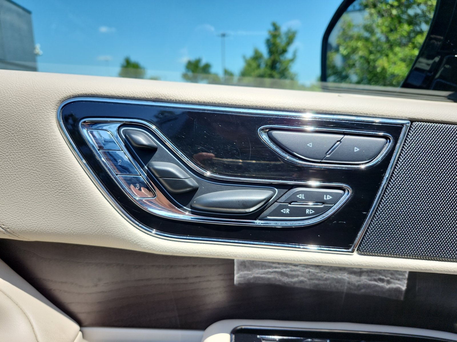Used 2019 Lincoln Navigator Reserve AWD/4WD image 17