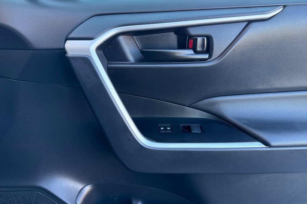 Used 2025 Toyota RAV4 LE image 27