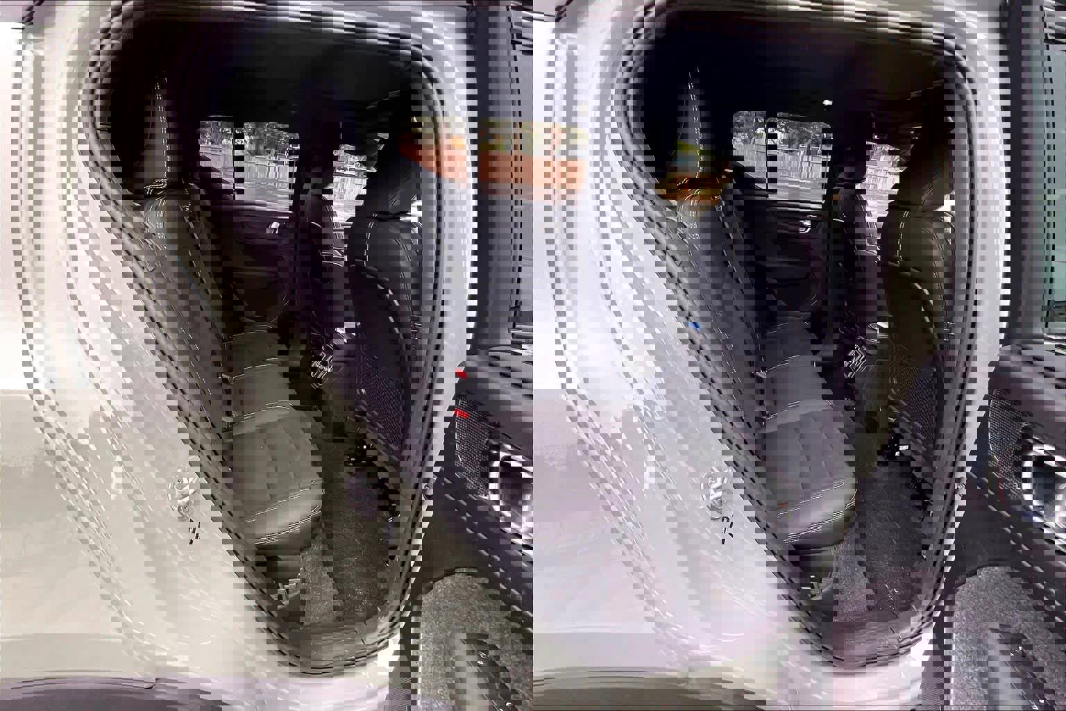 Used 2023 Volvo XC40 Recharge Ultimate image 30