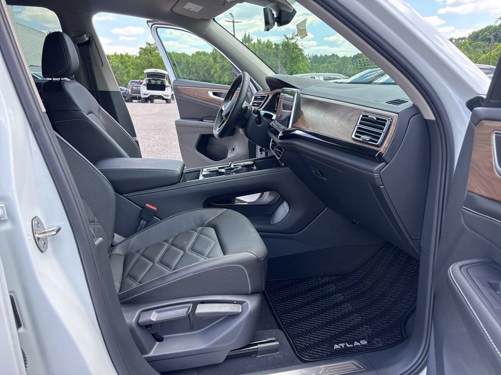 Certified 2026 Volkswagen Atlas SE w/ Panoramic Sunroof Package FWD image 24