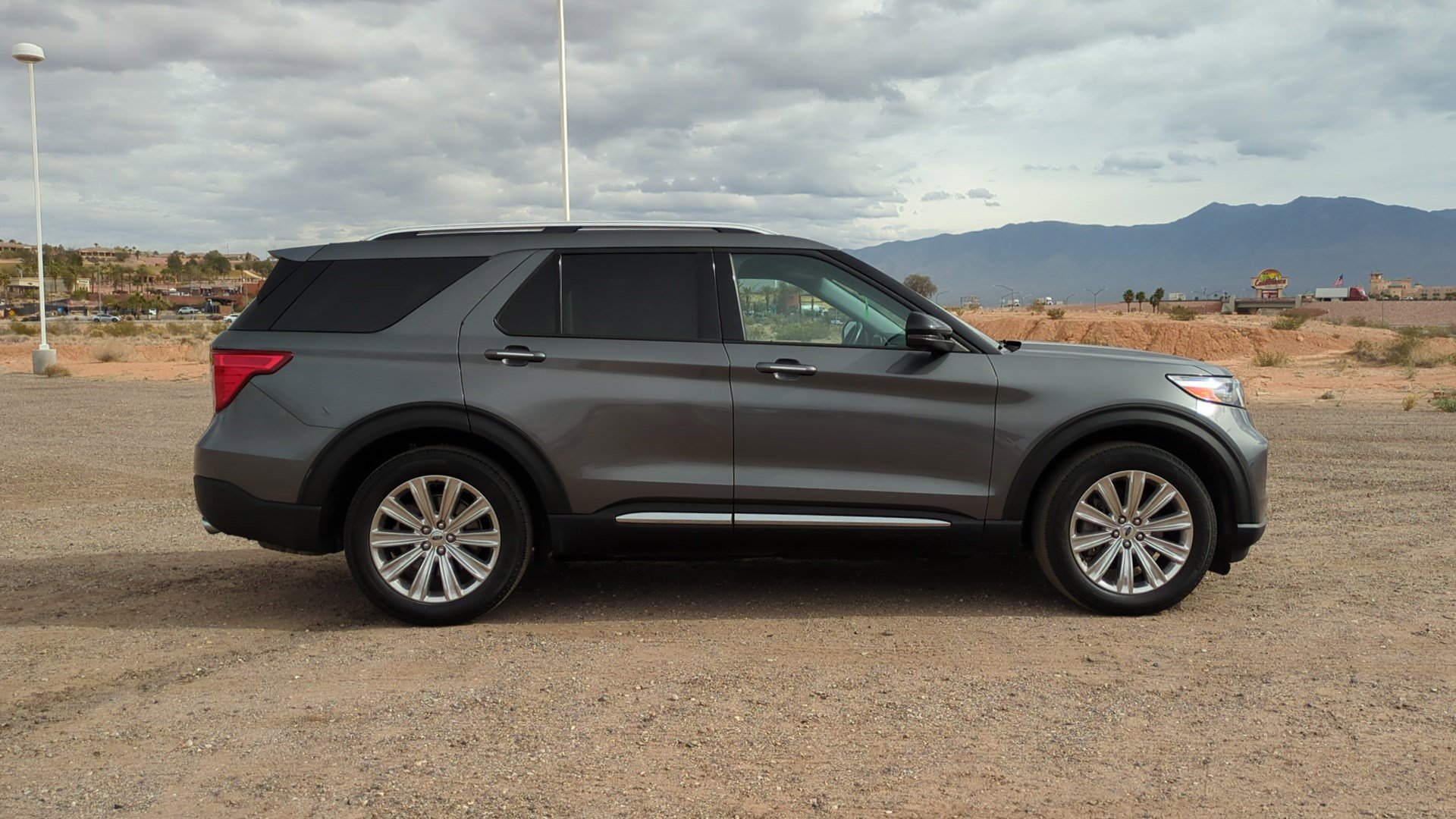 Used 2023 Ford Explorer Limited image 2