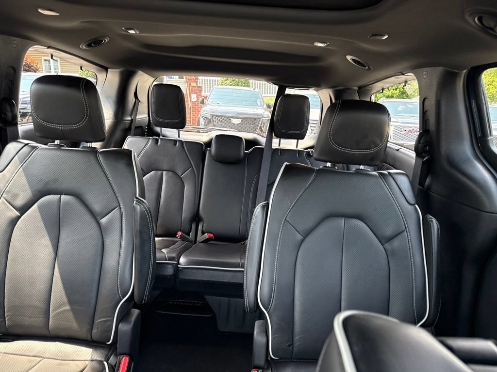 Used 2025 Chrysler Pacifica Limited w/ Uconnect Theater Family Group FWD image 5