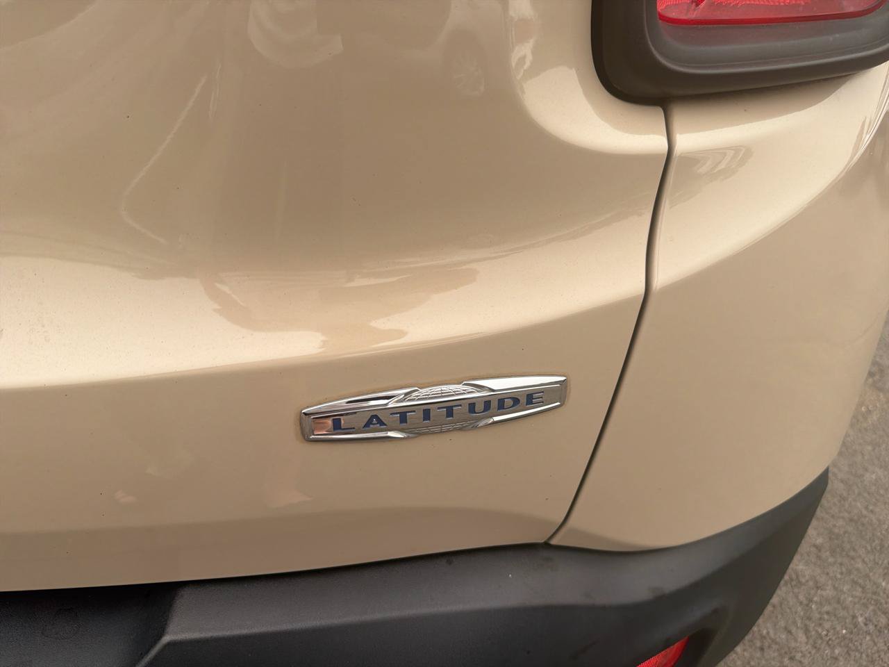 Used 2016 Jeep Renegade Latitude FWD image 9