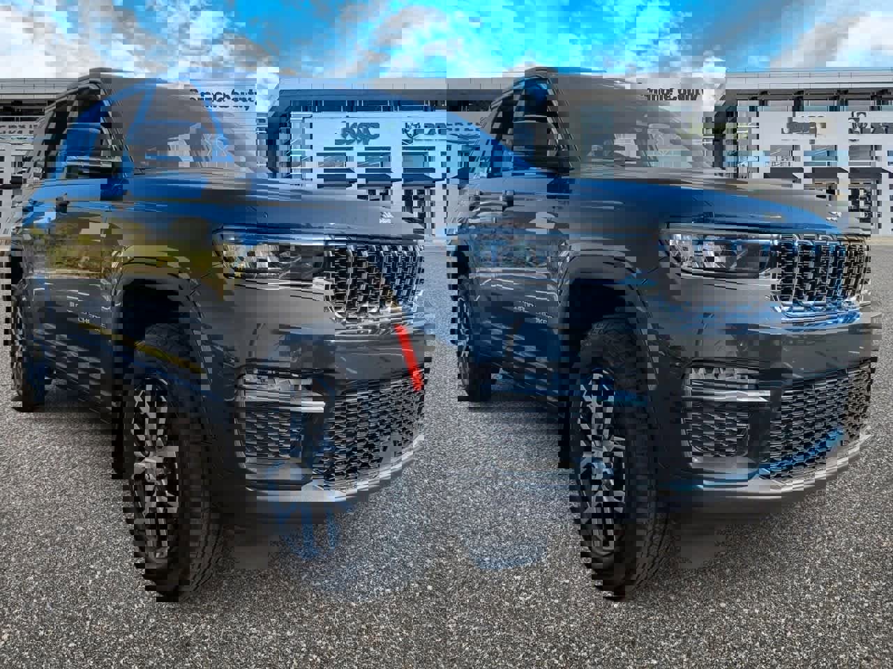 Used 2024 Jeep Grand Cherokee Limited image 2