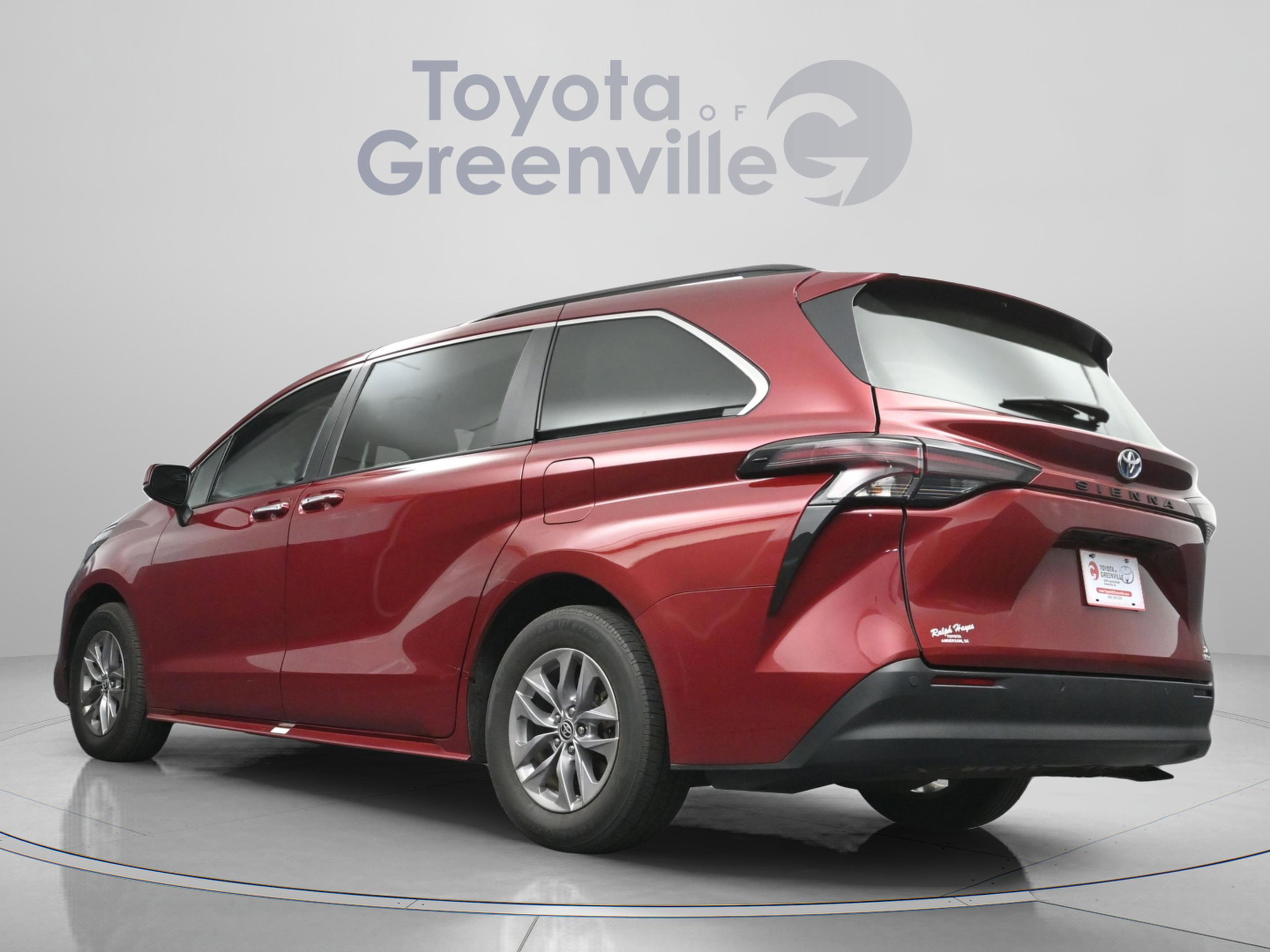Used 2023 Toyota Sienna XLE image 8