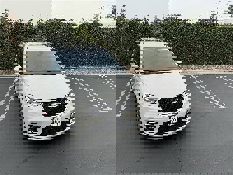 Used 2021 Chrysler Pacifica Touring-L image 3