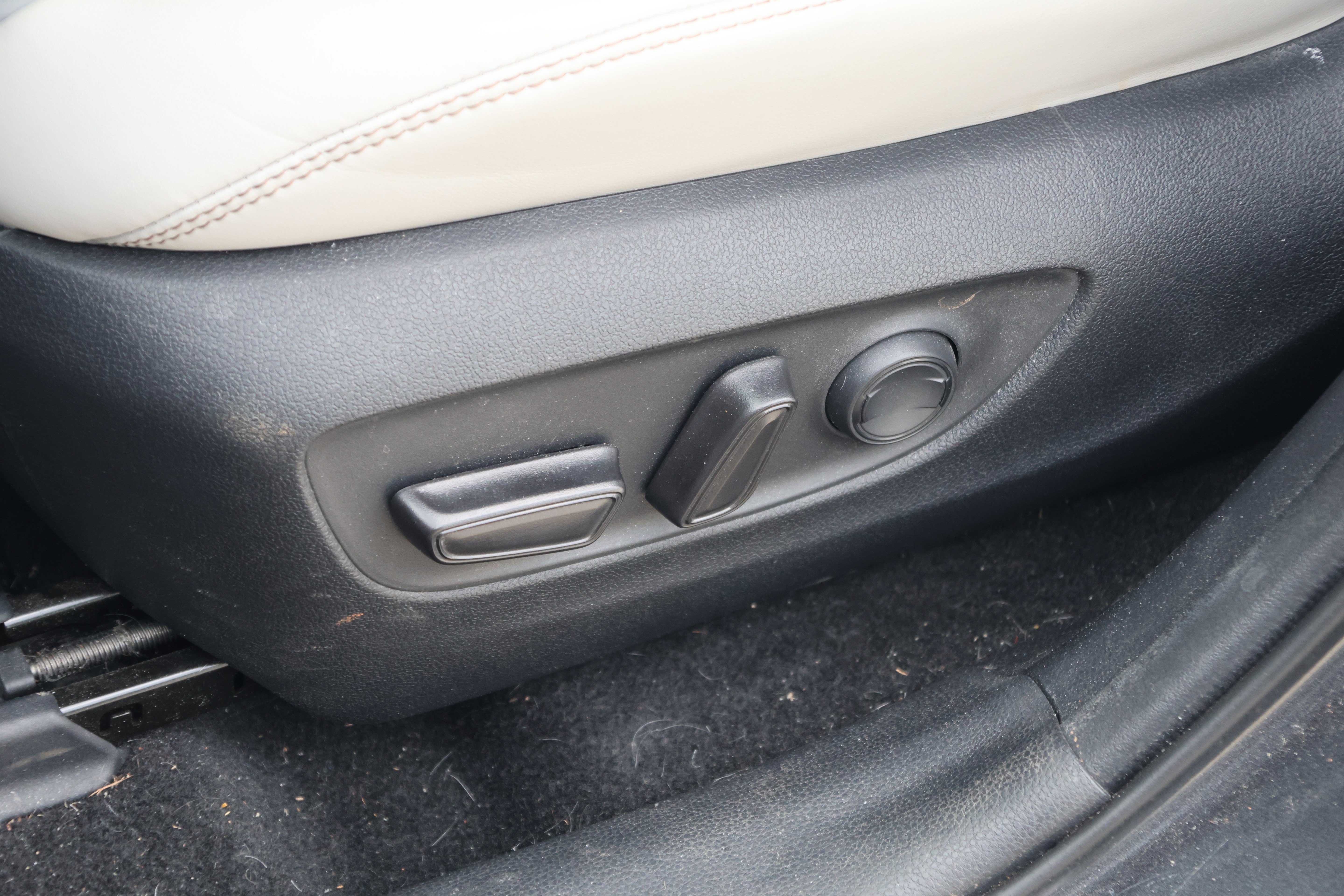 Used 2019 Toyota RAV4 XLE Premium FWD image 29