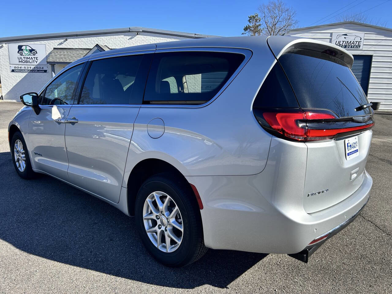 Used 2024 Chrysler Pacifica Touring-L image 11