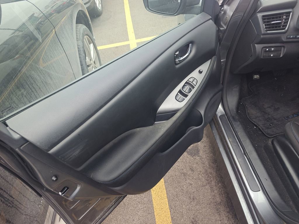 Used 2023 Nissan Leaf S image 5