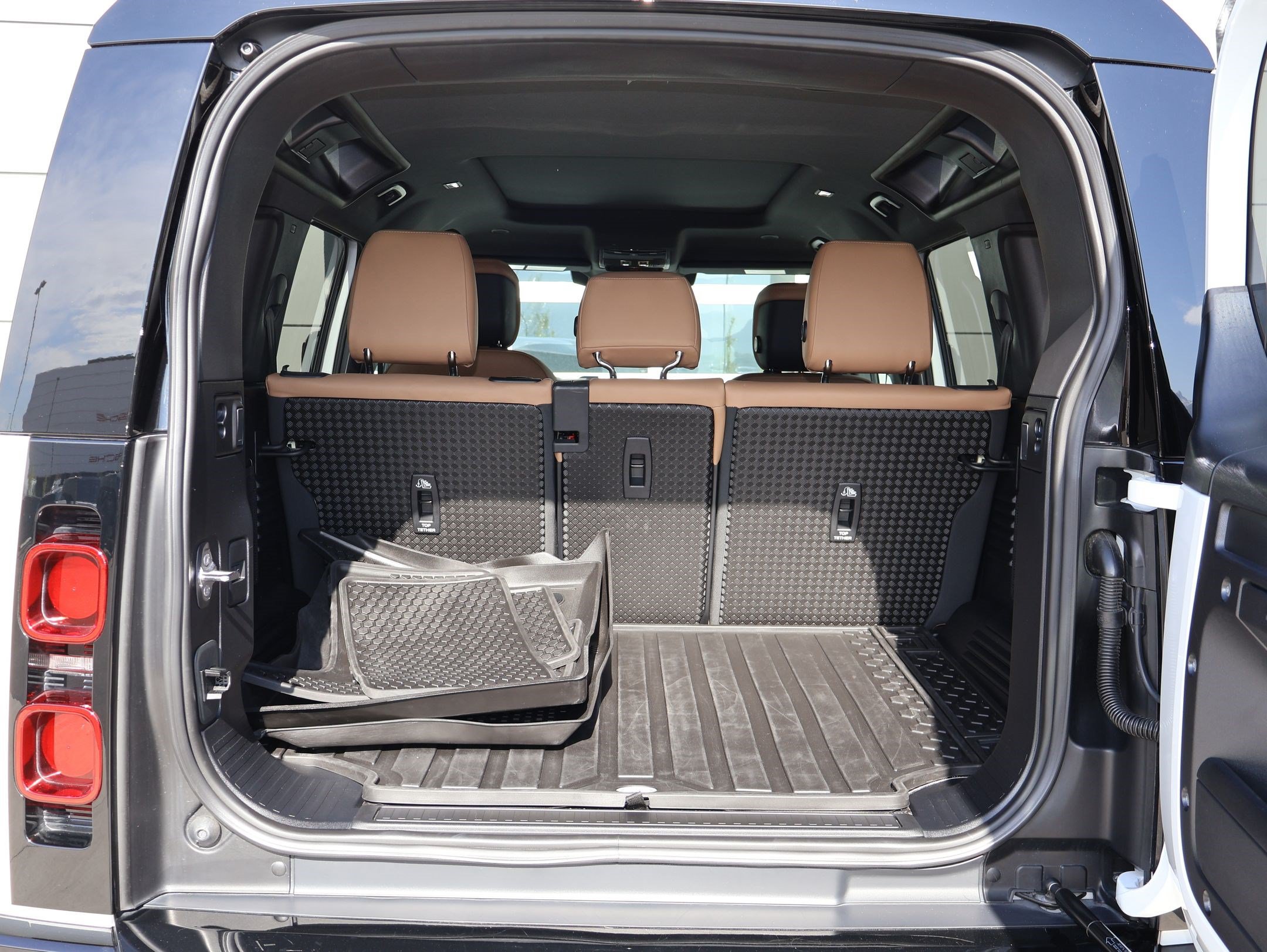 Certified 2025 Land Rover Defender 110 X-Dynamic SE AWD/4WD image 27