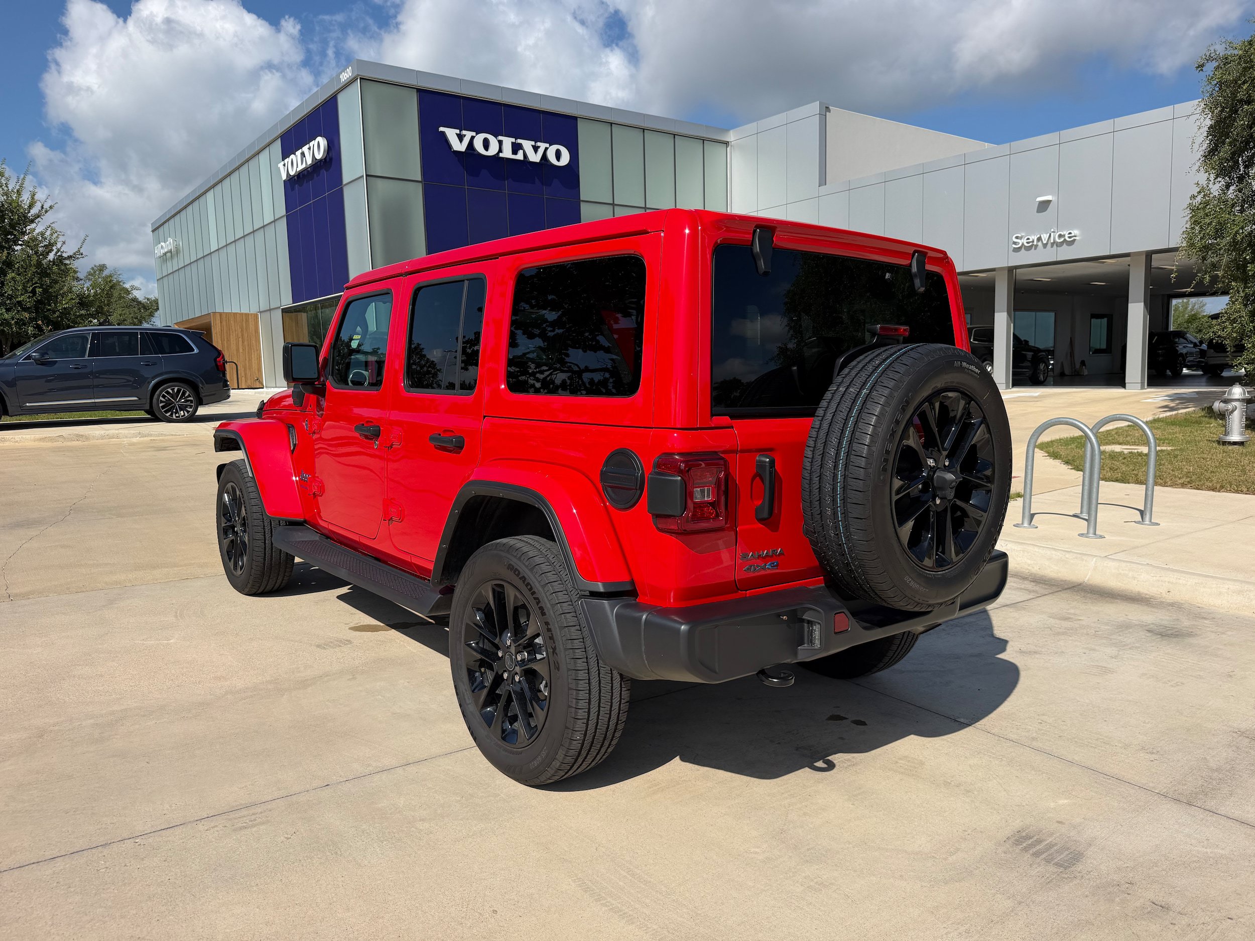Used 2025 Jeep Wrangler Unlimited Sahara AWD/4WD image 4
