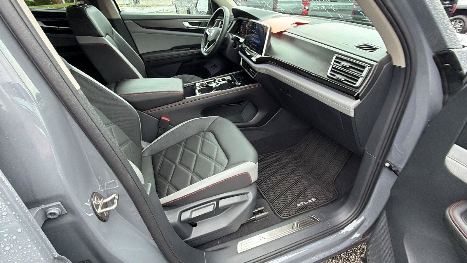 Used 2025 Volkswagen Atlas Peak Edition SE AWD/4WD image 17