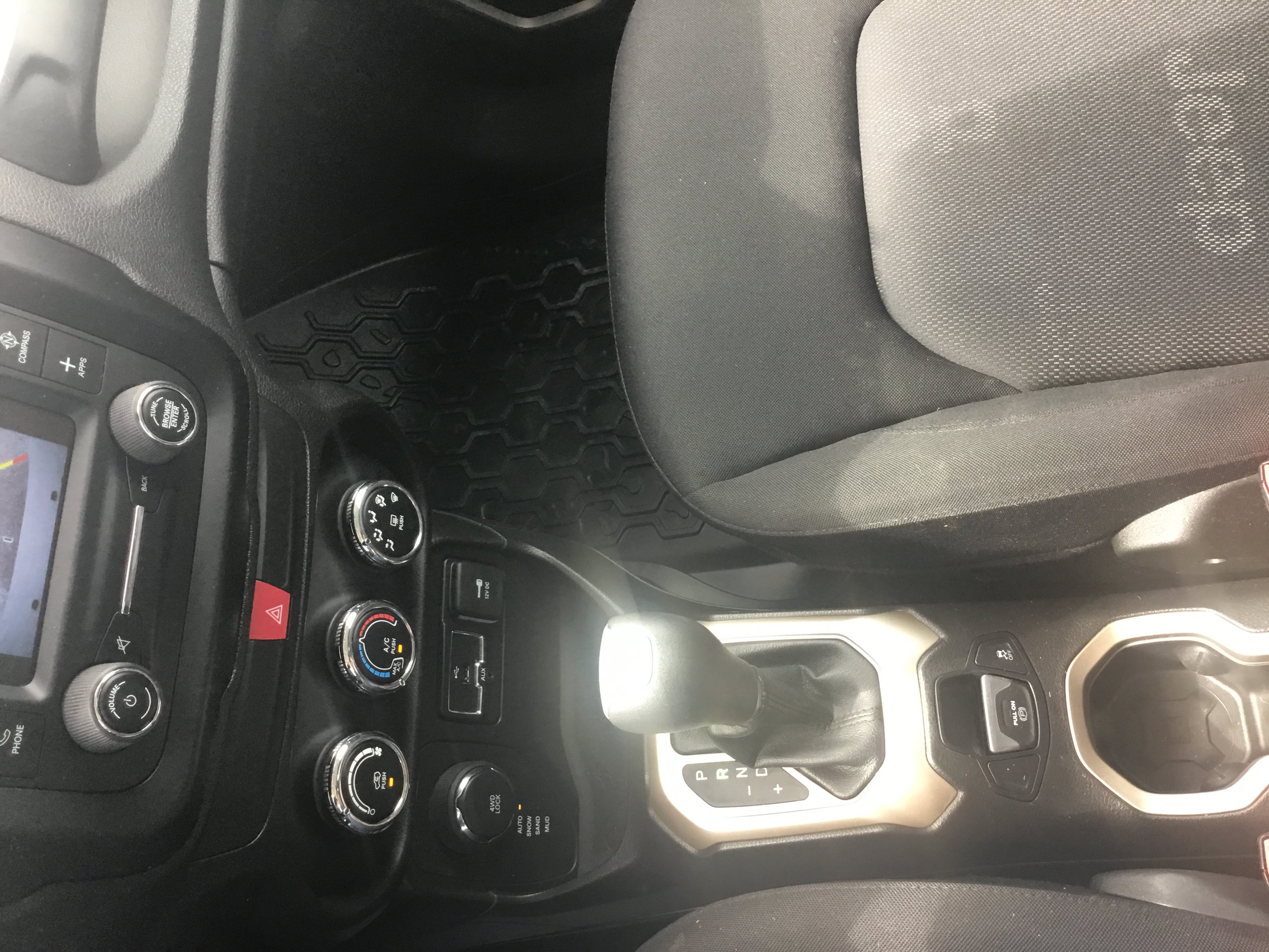 Used 2017 Jeep Renegade Latitude AWD/4WD image 18