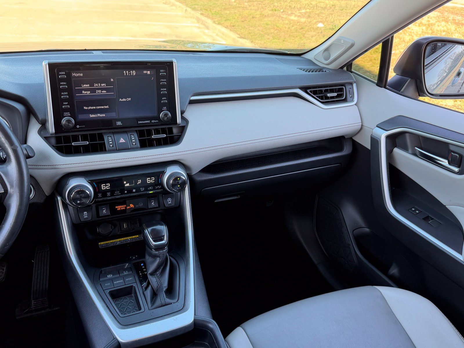Used 2020 Toyota RAV4 XLE Premium FWD image 16