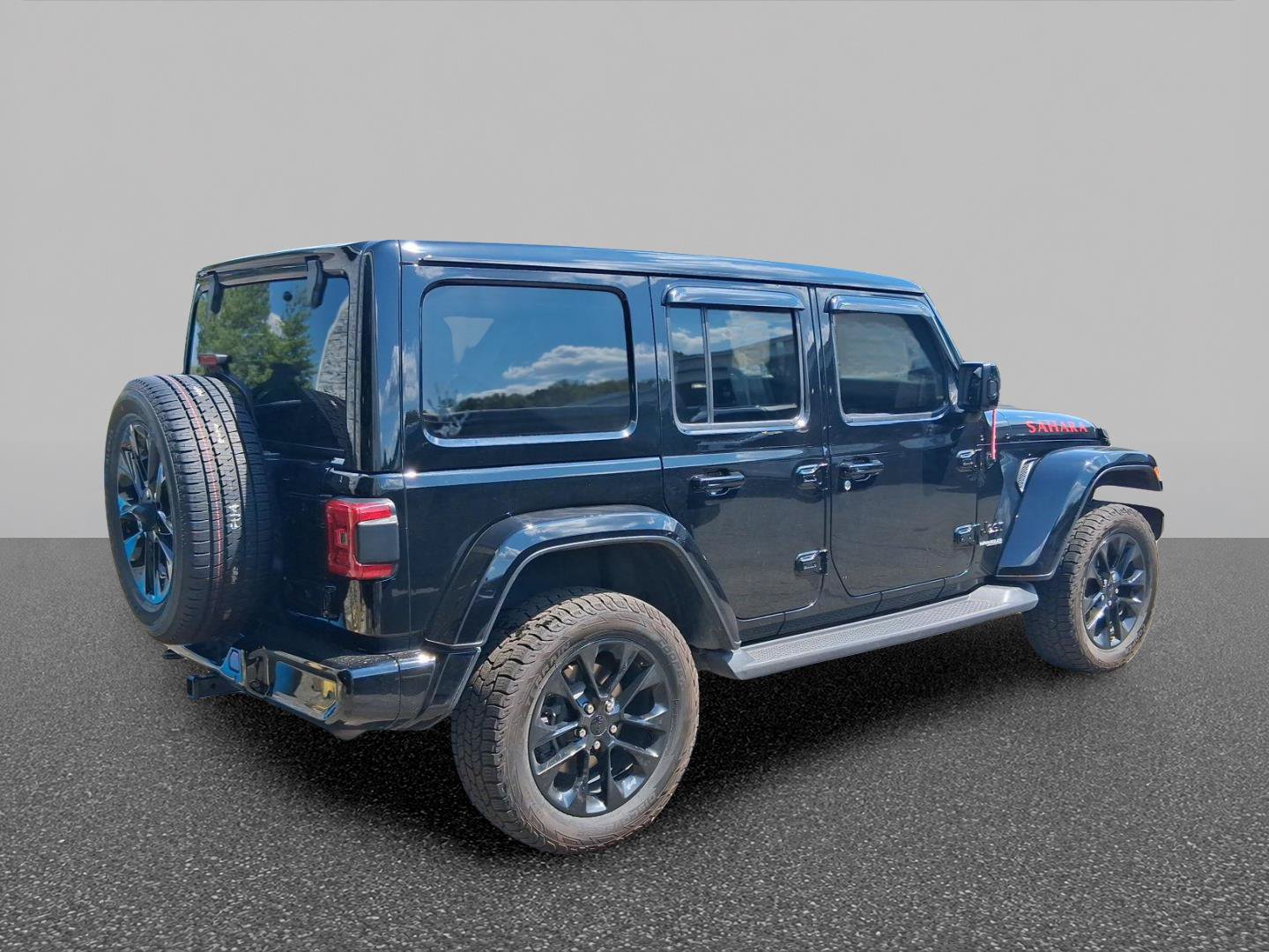 Used 2021 Jeep Wrangler Unlimited Sahara AWD/4WD image 3