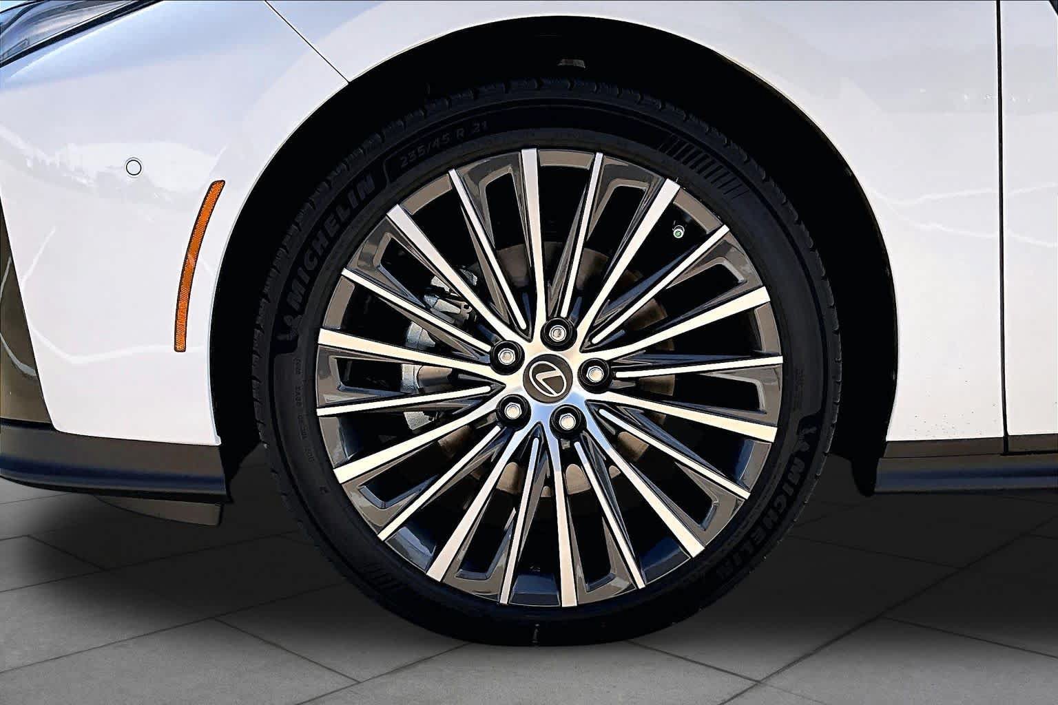 New 2026 Lexus ES 350e FWD image 11
