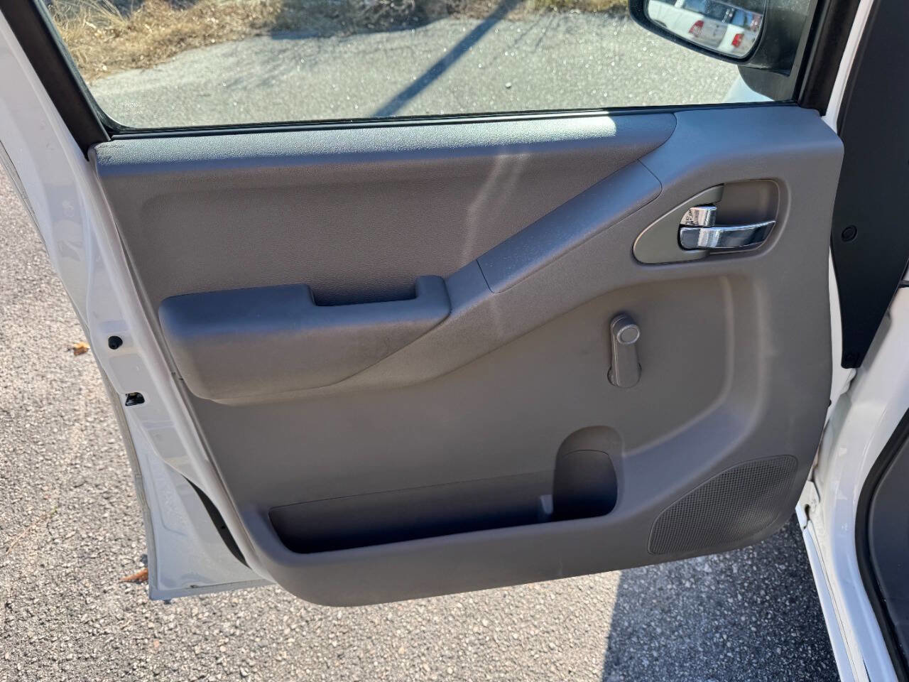 Used 2013 Nissan Frontier S image 37