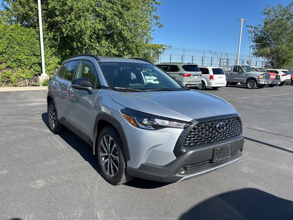 Used 2025 Toyota Corolla Cross LE AWD/4WD image 2