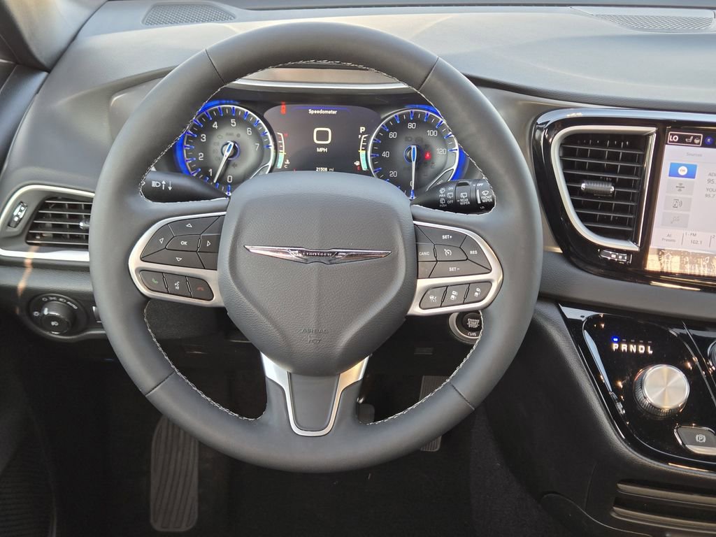 Used 2025 Chrysler Pacifica Select image 21