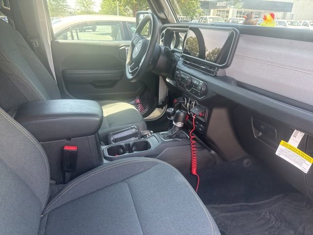 Used 2024 Jeep Gladiator Sport AWD/4WD image 9