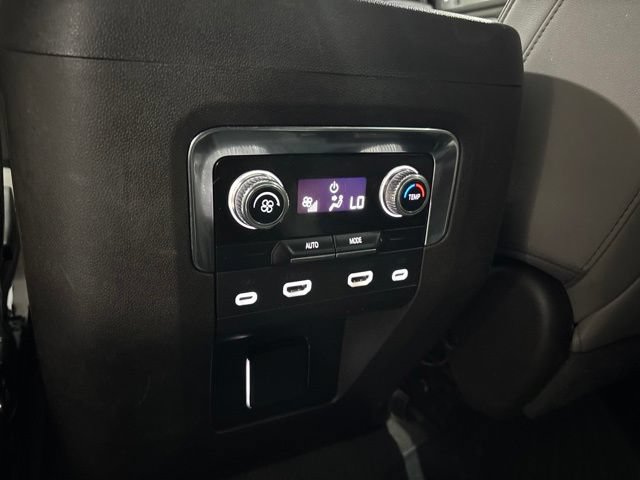 Used 2023 GMC Yukon XL SLT AWD/4WD image 35