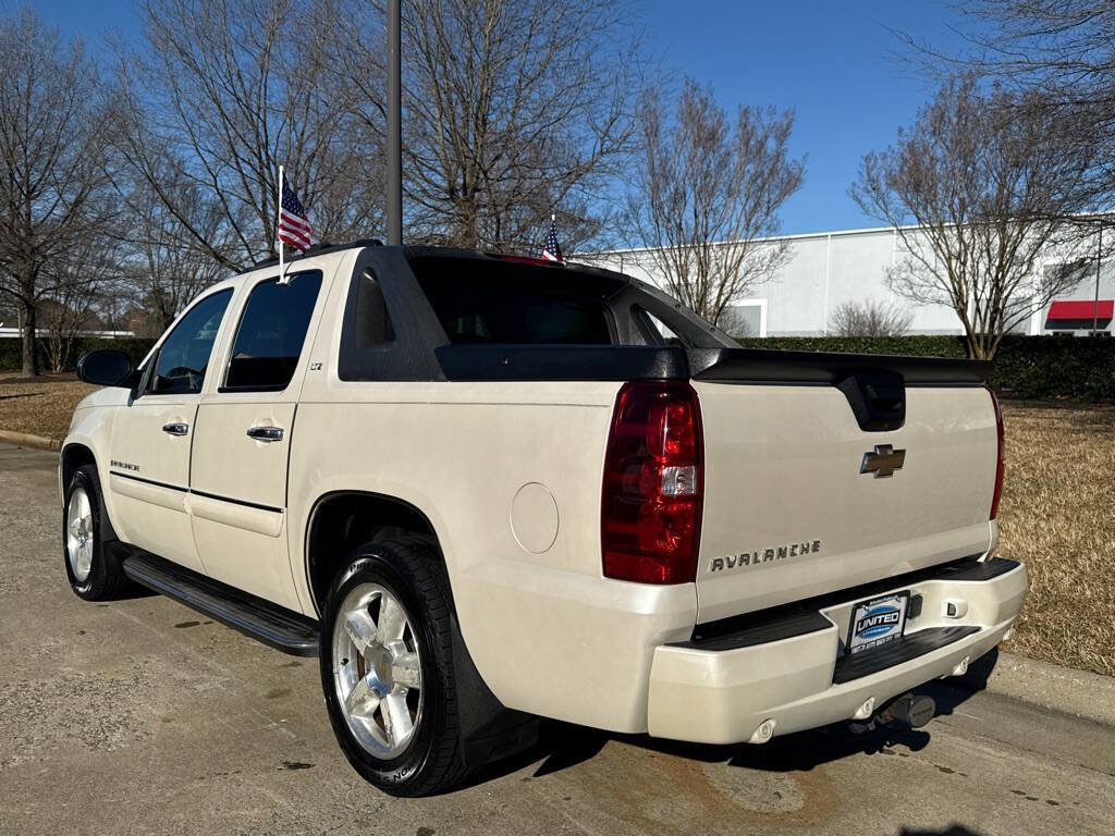 Used 2008 Chevrolet Avalanche LTZ w/ LTZ Preferred Equipment Group image 4