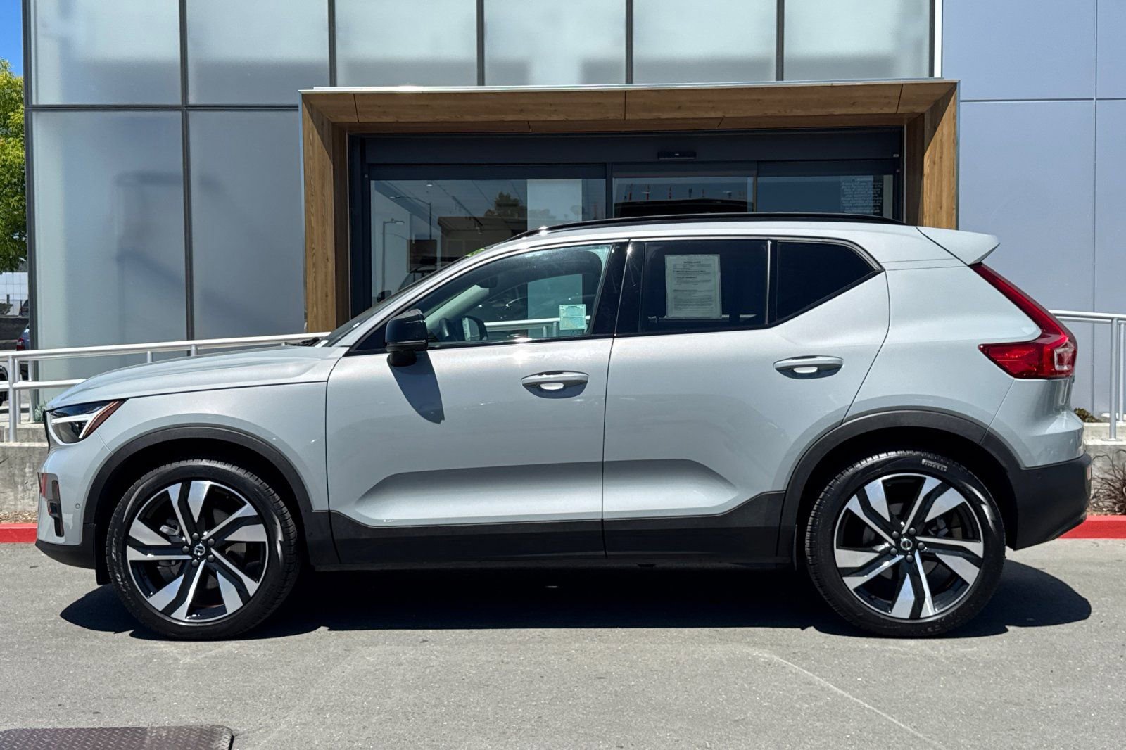Certified 2025 Volvo XC40 B5 Ultra w/ Climate Package AWD/4WD image 6