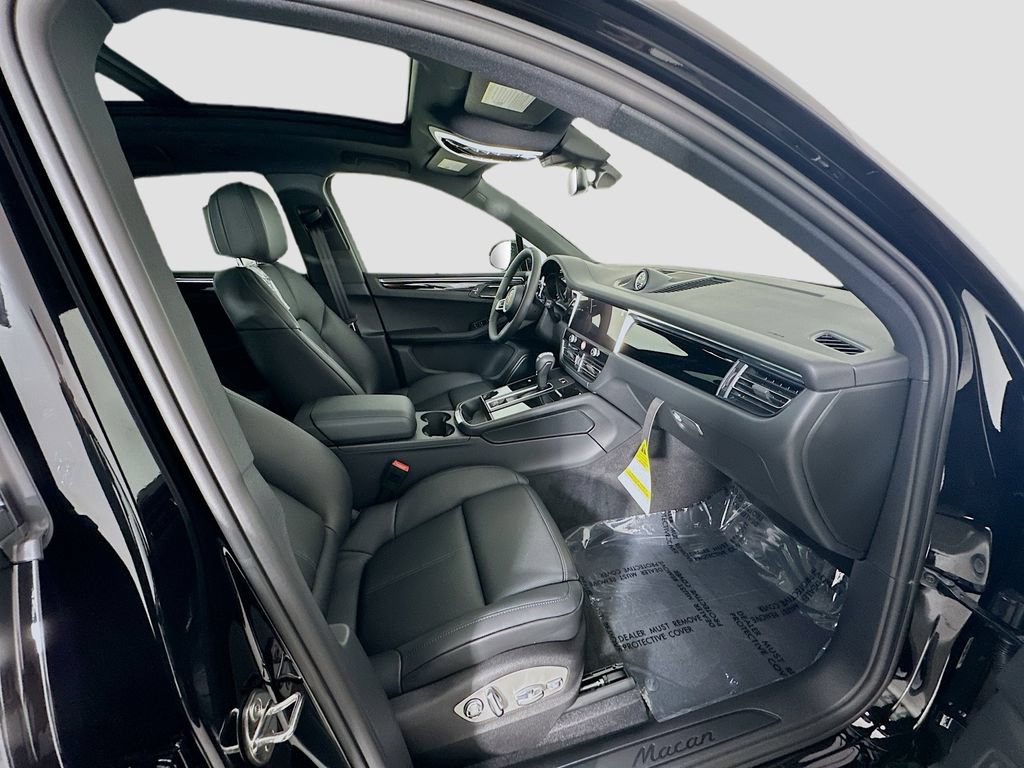 Certified 2026 Porsche Macan AWD/4WD image 30