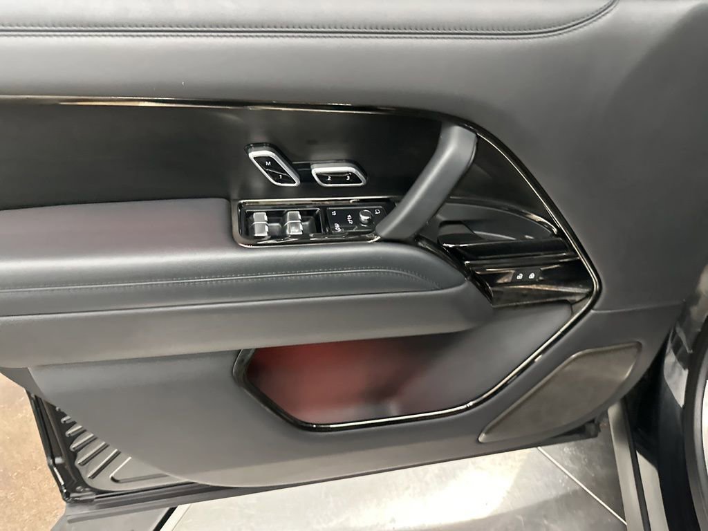 Used 2023 Land Rover Range Rover SV image 12