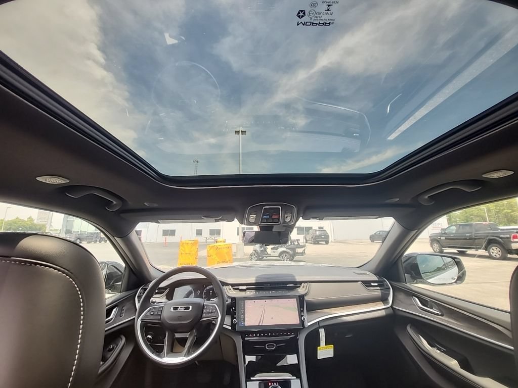 New 2026 Jeep Grand Cherokee Limited w/ Luxury Tech Group II RWD image 4