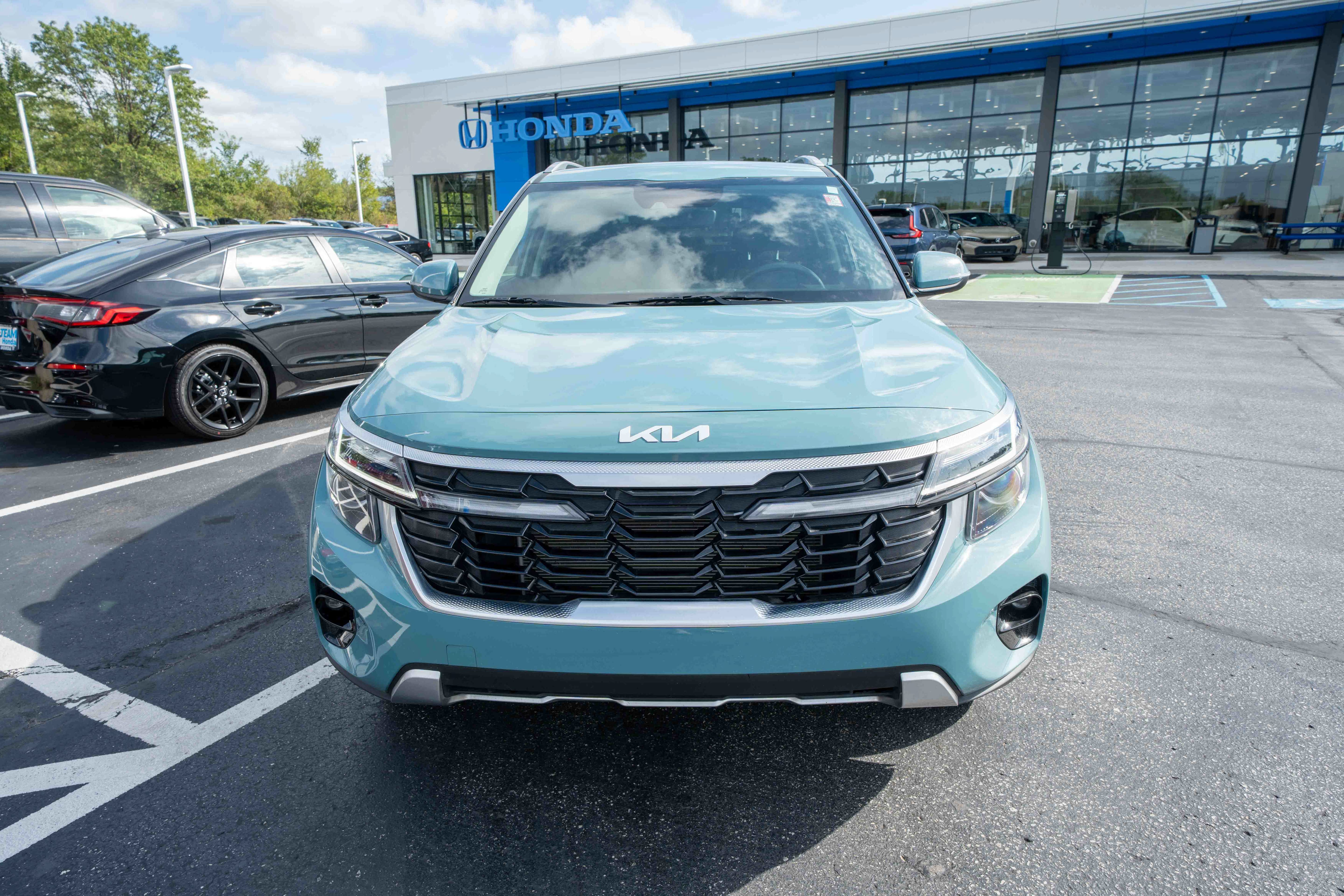 Used 2024 Kia Seltos EX FWD image 2