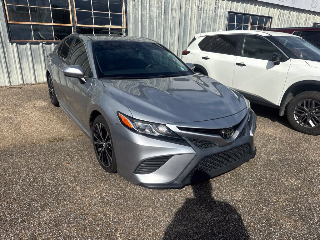 Used 2020 Toyota Camry SE FWD image 2