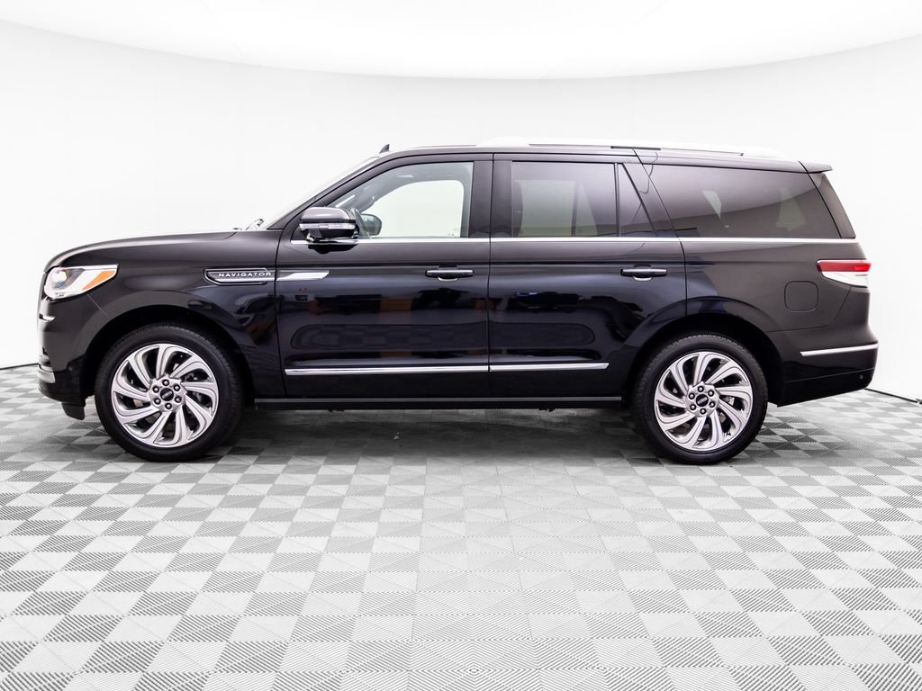 Used 2024 Lincoln Navigator Reserve AWD/4WD image 2
