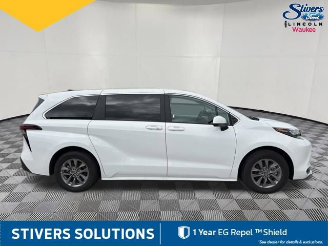 Used 2026 Toyota Sienna LE FWD image 5