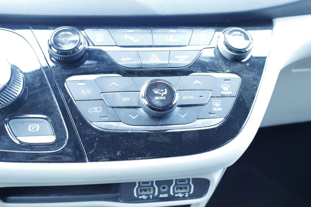 Certified 2023 Chrysler Pacifica Touring-L FWD image 33