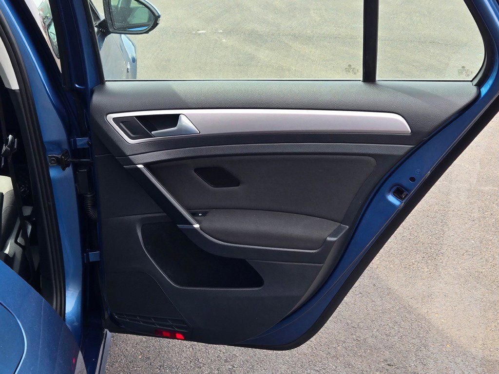 Used 2016 Volkswagen e-Golf SE w/ DC Fast Charging Package image 10