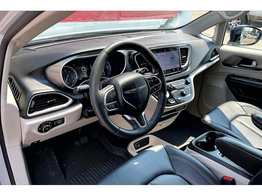 Used 2024 Chrysler Pacifica Touring-L FWD image 14