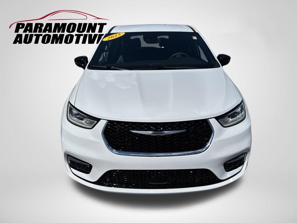 Used 2025 Chrysler Pacifica Select FWD image 2
