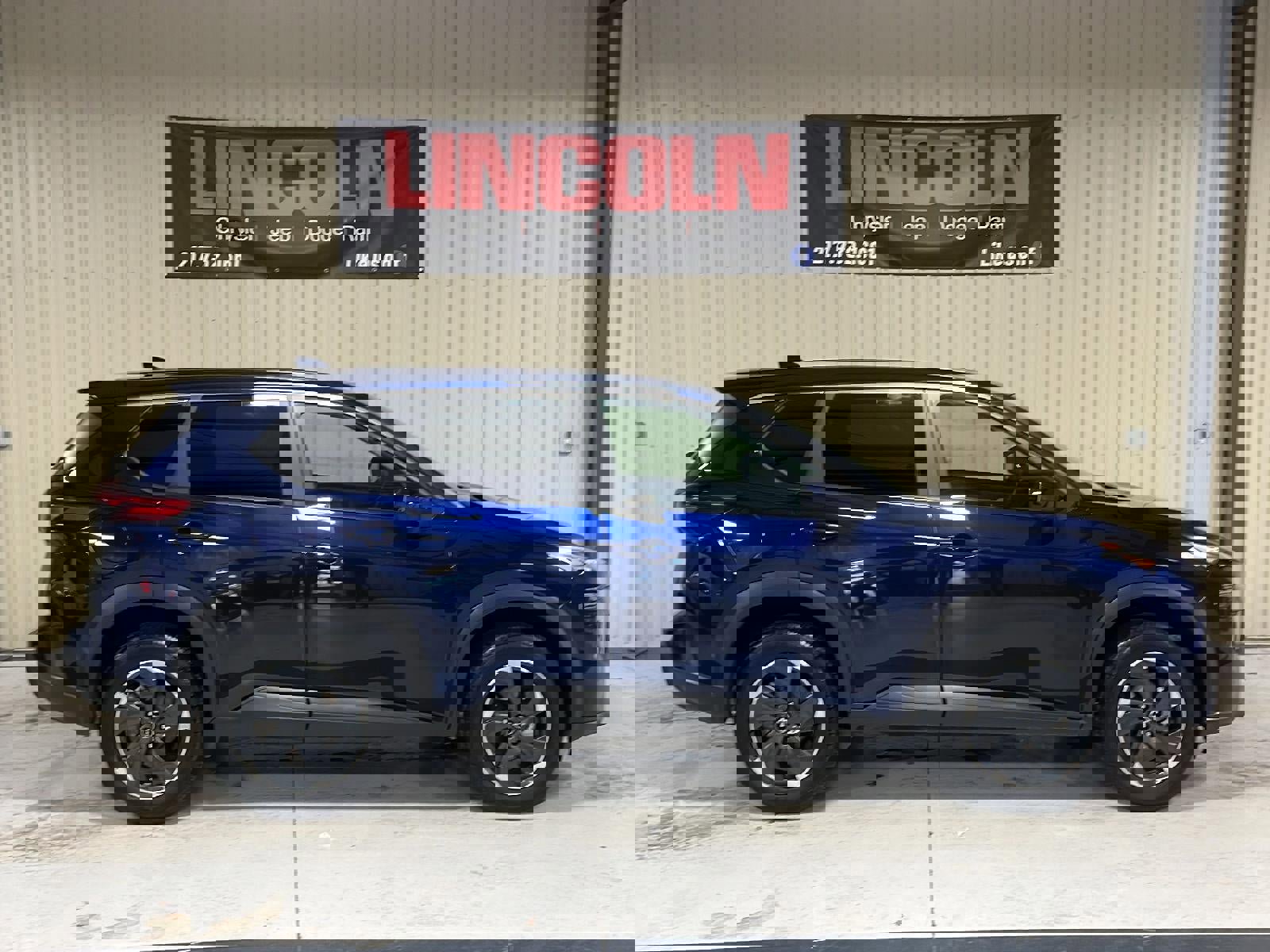 Used 2024 Nissan Rogue SV image 5