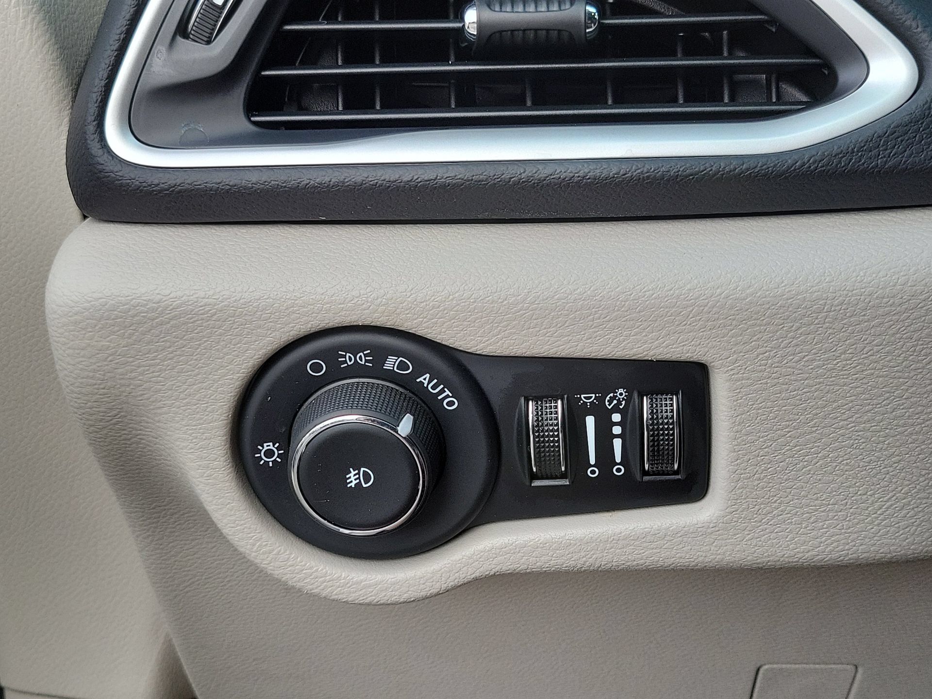 Certified 2024 Chrysler Pacifica Touring-L FWD image 10