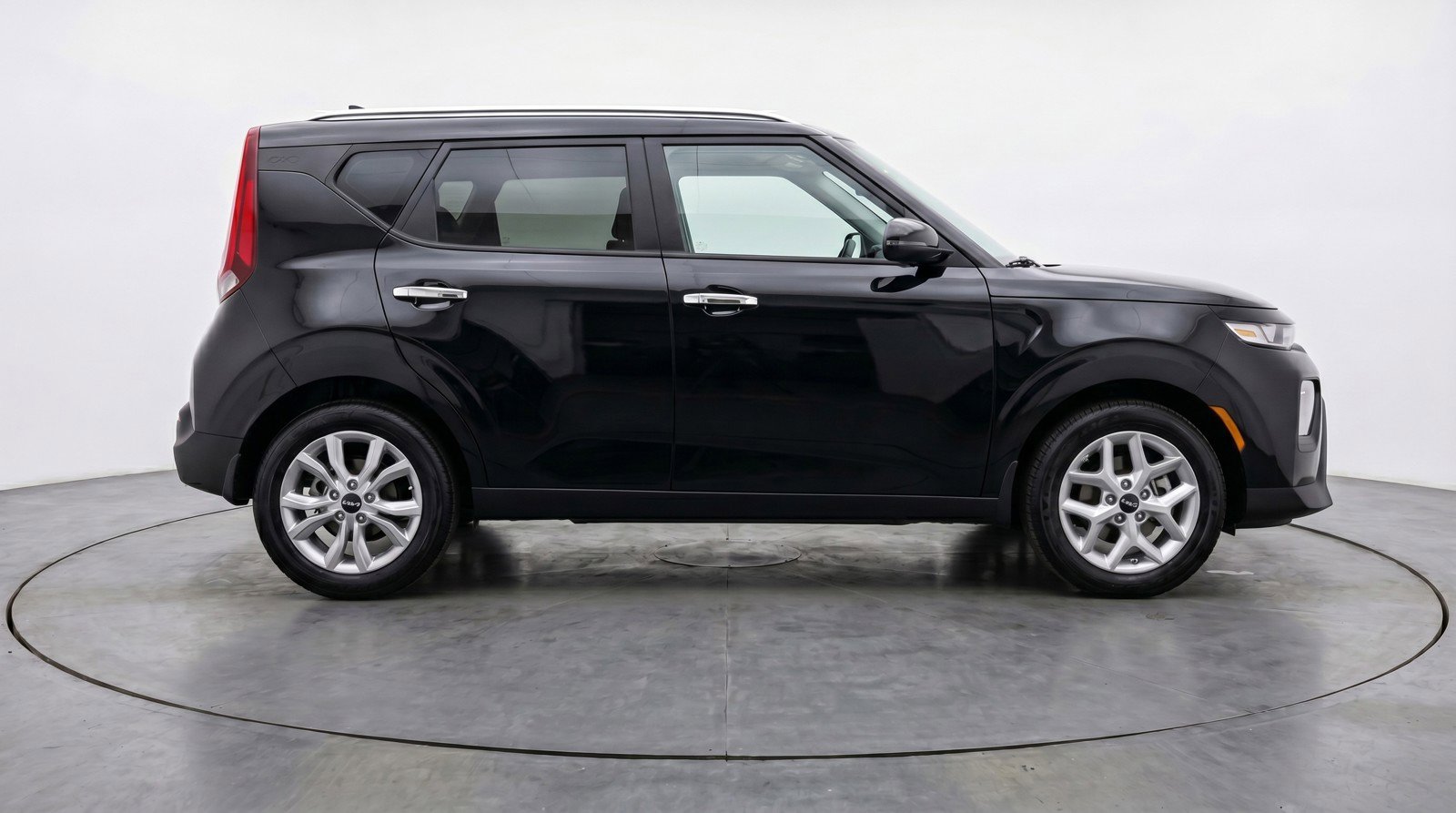 Used 2025 Kia Soul LX w/ LX Technology Package FWD image 11