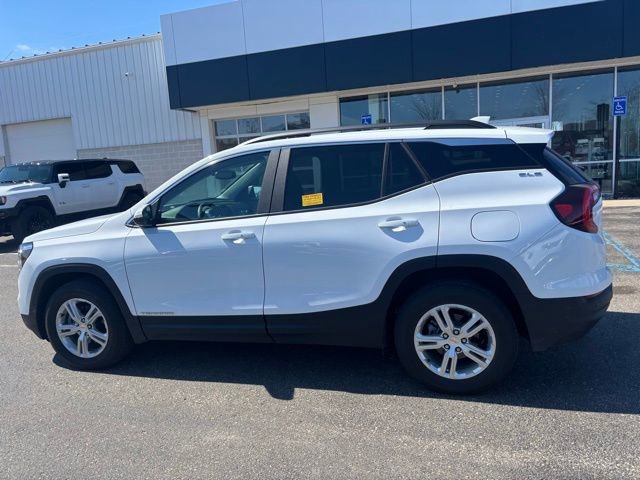 Used 2024 GMC Terrain SLE w/ Driver Convenience Package image 9